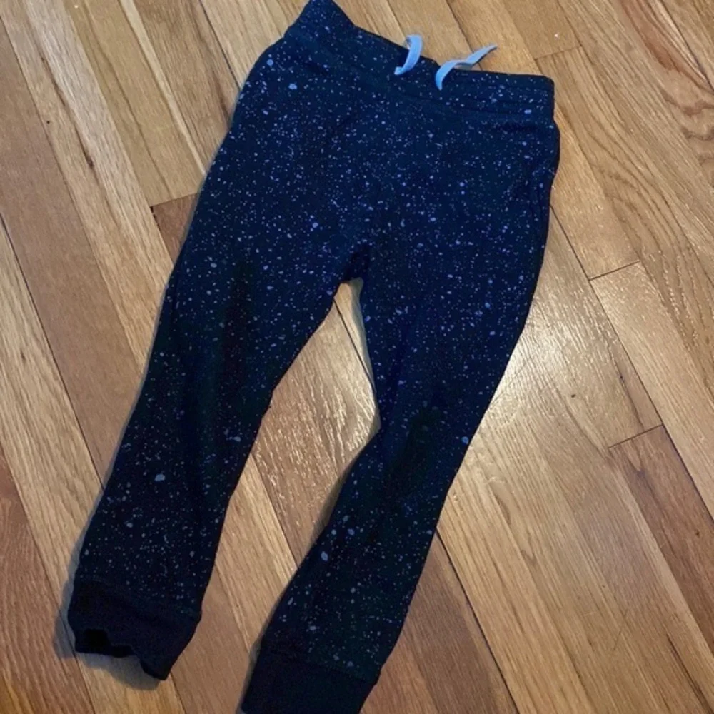 Boys H&M paint splatter pants 4-5 years.